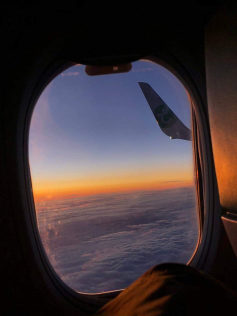 La place prêt du hublot Hublot Avion, Photo Avion, Air Port, Plane Window, Airplane Window, Plane Travel, Voyage Europe, Night City, City Aesthetic