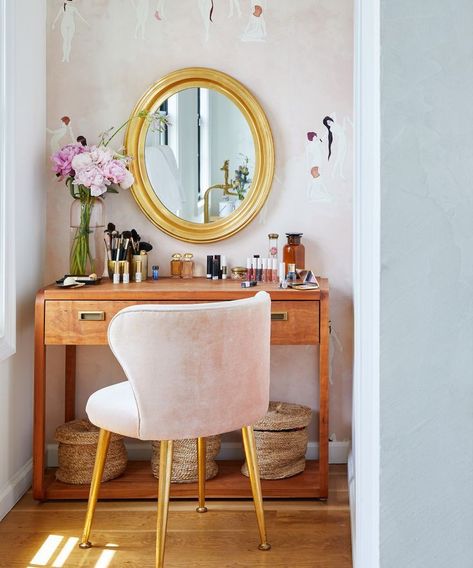 Makeup Vanity Decor, French Makeup, French Girl Aesthetic, Cute Bedroom Ideas, College Room, Jenni Kayne, Vanity Decor, Cozy Room Decor, Beauty Guru