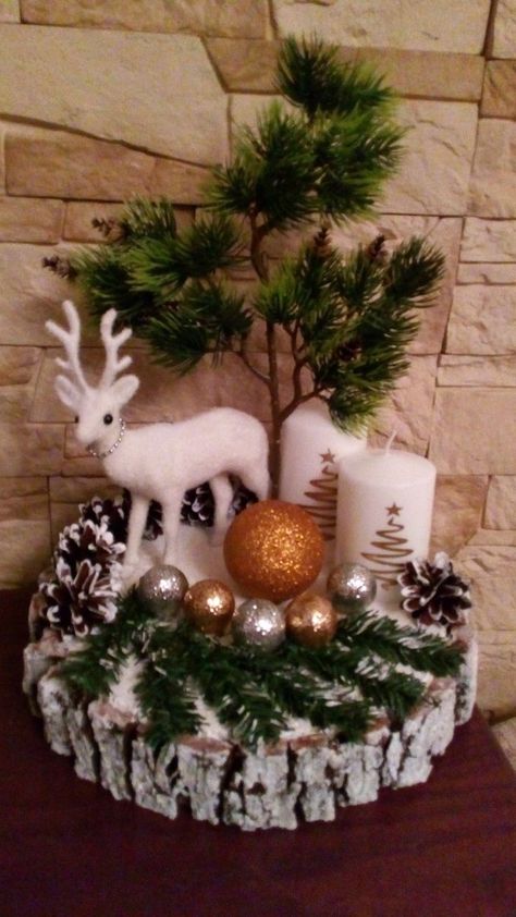 Decor Centerpieces, Christmas Decorations Centerpiece, Christmas Reindeer Decorations, Christmas Centers, Log Slices, Christmas Candle Decorations, Christmas Flower Arrangements, Handmade Christmas Crafts, Christmas Floral Arrangements