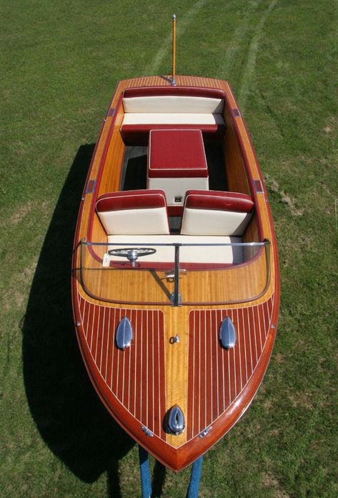 Chris Craft 18 ft Continental For Sale Vintage Boat Interior, Wood Boat Interior, Old Money Boat, Paddleboarding Pictures, Chris Craft Wood Boats, Chris Craft Runabout, Classic Boats For Sale, Wooden Boats For Sale, Mahogany Boat