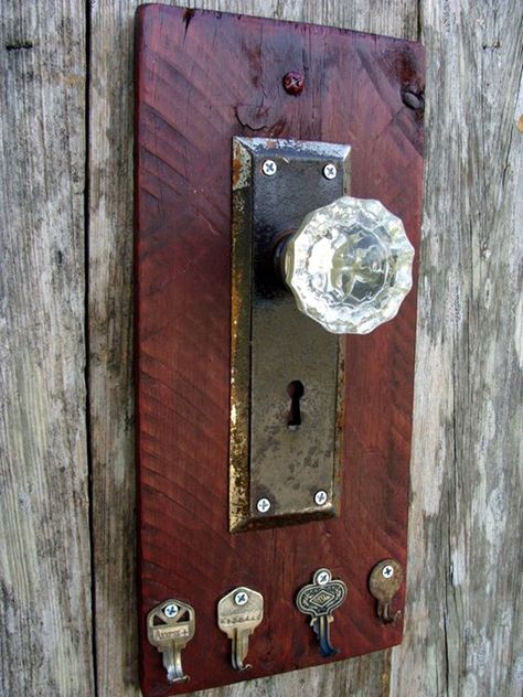 45 Cool DIY Door Knobs and Handles Ideas Door Knobs Crafts, Old Door Knobs, Key Crafts, Vintage Door Knobs, Antique Door Knobs, Doors Repurposed, Old Keys, Glass Door Knobs, Trendy Tree