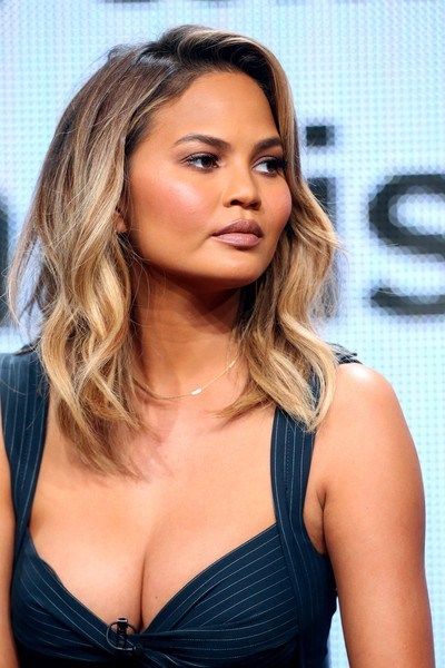 Chrissy Teigen Hair, Haircut Length, Shoulder Length Wavy Hair, Loose Bun, Loose Updo, Wavy Hairstyle, Shorter Hair, Shoulder Length Hair Cuts, Chrissy Teigen