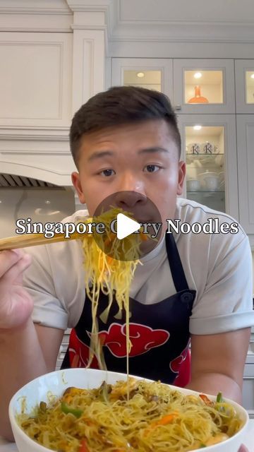 Jacky on Instagram: "Ever tried Singapore curry noodles? One of my favourites right here. Full recipe on kwokspots.com" Singapore Noodles Chicken, Mei Fun Noodles, Hong Kong Noodles, Singapore Noodles Recipe, Chipotle Pasta, Curry Pasta, Singapore Noodles, Curry Noodles, Catering Ideas Food