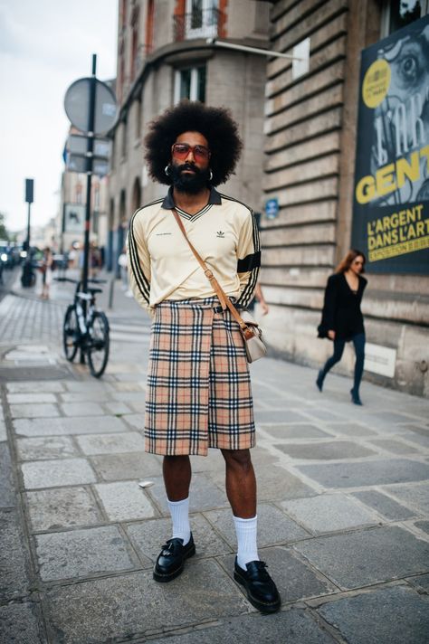 Street style at Paris Men’s Fashion Week Spring 2024. Male Skirt, Librarian Core, Mens Street Style Summer, Street Style Summer Outfits, Kilt Outfits, Spring Outfits Men, Mens Fashion Edgy, Everyday People, Skirt Trends