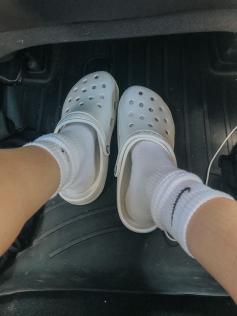 Crocs Ideas White, White Crocs With Nike Socks, White Crocs Outfit Aesthetic, White Crocs Aesthetic, White Crocs Aesthetic Charms, Nike Socks Aesthetic, How To Wear Crocs, Crocs Aesthetic Outfit, White Crocs Charm