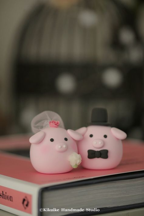 Handmade Cake Topper, Cute Pigs, Diy Clay Crafts, Wedding Cake Topper, Cold Porcelain, Diy Clay, Air Dry Clay, Wedding Cake Toppers, Yearbook