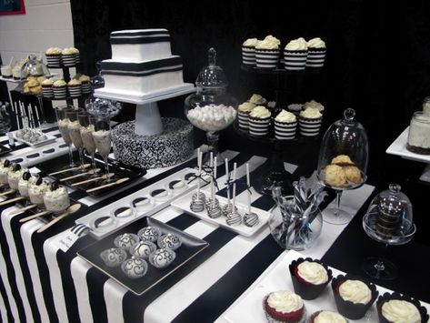 Black And White Party Food Ideas, Black And White Dessert Table Ideas, Black And White Desserts, Black And White Sweets Table Ideas, Black And White Treats Table, Black And White Dessert Table, Black And Gold Dessert Table Ideas, Sweet Table Ideas, Black And White Sweets Table