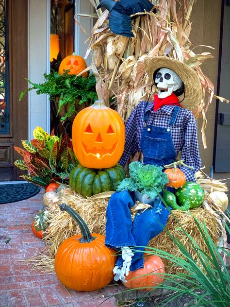 Pumpkins and farmer skeleton are a perfect front door decoration! Farmer Skeleton, Pumpkin Wars, Skeleton Scarecrow, Farmer Halloween, Scarecrow Contest, Halloween Front Door Decor, Front Door Decor Ideas, Hay Bale Art, Halloween Yard Displays