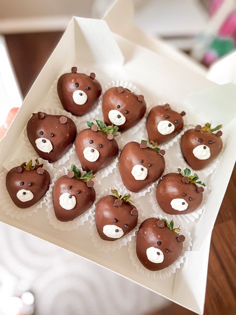 Chocolate Covered Strawberries Bear Theme, Bear Theme Treat Table, Woodland Theme Chocolate Covered Strawberries, Bear Desserts Ideas, Bearly Wait Food Ideas, Bear Themed Birthday Party Food, Hey Bear Birthday Party Food, Bear Food Ideas Parties, Bear Cheese Ball