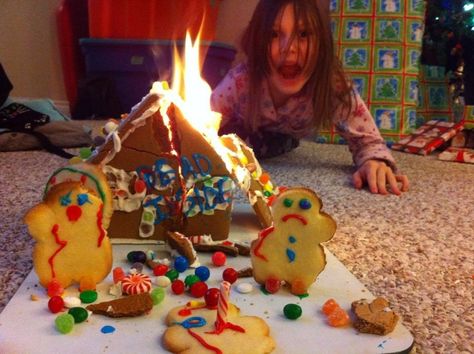 Because why is this gingerbread house on fire? Gingerbread houses SHOULD NOT be on fire: Awkward Family Christmas, Funny Christmas Photos, Family Holiday Pictures, Gingerbread House Ideas, Christmas Family Photos, Funny Xmas, Xmas Card, Gingerbread Houses, E Card