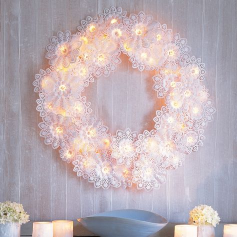 A delicate-looking wreath that creates the magical effect of candles flickering in the snow is easy to make and surprisingly sturdy. Wreath frames are strung with twinkling lights that are nestled in frothy, doilylike paper bouquet holders known as "Biedermeiermanschetten." Wreaths Fall, Diy String Lights, Lighted Wreaths, Doilies Crafts, Martha Stewart Crafts, Decor Ikea, Paper Doilies, Navidad Diy, Home Goods Decor