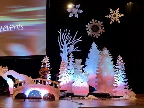 Christmas Concert Stage Design, Winter Stage Design, Christmas Stage Decorations, Christmas Stage Design, Christmas Boutique, Church Christmas Decorations, Concert Stage Design, Christmas Stage, Christmas Concert