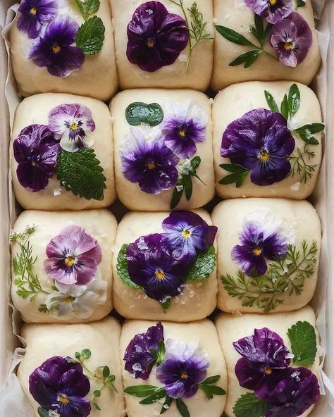 Cheesy Dinner Rolls, Cheesy Buns, Cheesy Dinner, Edible Flowers Recipes, Fairy Food, Food Decorating, Best Edibles, Bread Art, Dinner Rolls Recipe