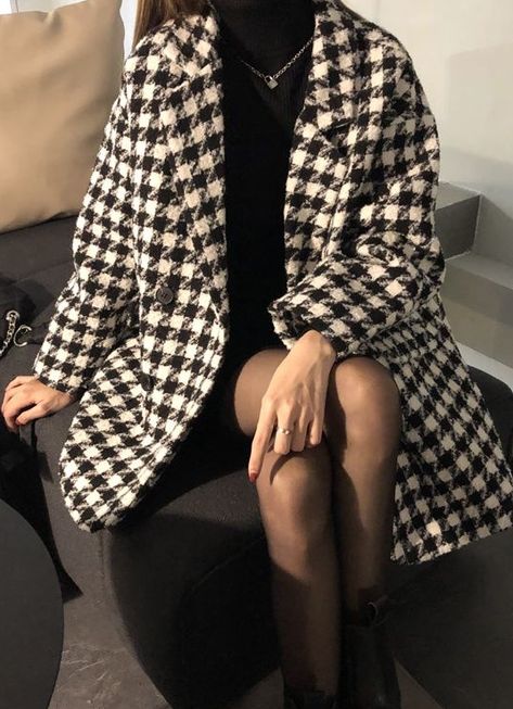 Keeps you warm in style Perfect for winter dates Mid-length Relaxed fit Suit Overcoat, Vintage Houndstooth, Woolen Coat Woman, Wool Jackets Women, Loose Coat, Loose Coats, Coat Outfit, Plaid Outfits, White Houndstooth