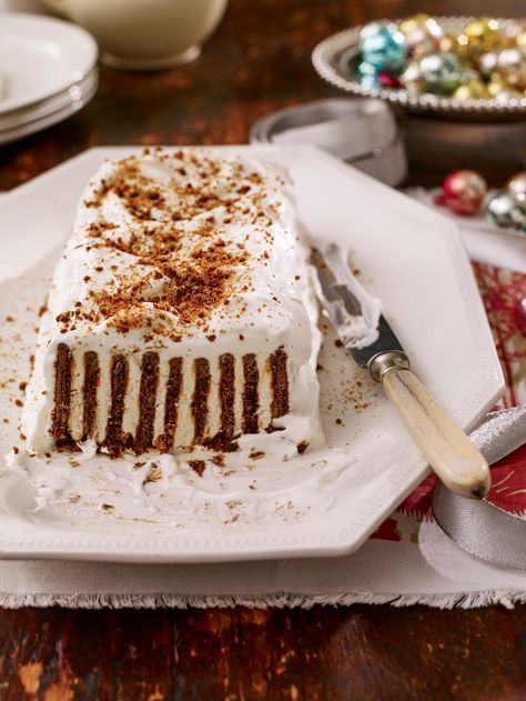 Attention, non-bakers: This Gingerbread Icebox Cheesecake is the Christmas dessert of your dreams! Ginger Icebox Cake, Ginger Snap Icebox Cake, Cranberry Spritz, Icebox Cheesecake, Ice Box Cake, Bake Christmas, Easy Gingerbread, Baked Alaska, Spritz Cookies