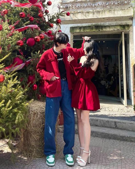 Red Couple Outfits, Red Couple Aesthetic, Couple Christmas Outfits, Christmas Couple Poses, Christmas Poses For Couples, Christmas Couple Outfits, Couple Winter Outfits, Korean Couple Outfits, First Date Outfit Ideas