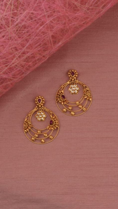 Jumka Mehendi Design, Ear Rings Chandbalis Gold, Gold Jewels Design Earrings, Jumkha Earrings Gold, Jimikki Kammal Gold, Antique Gold Earrings Simple, Chandbalis Earrings Gold, Mangtikka Designs Gold, Gold Chandbali Earrings Design