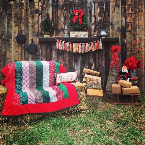 Backyard Christmas Photoshoot, Christmas Mini Sessions Outdoor, Mini Session Ideas, Strong Photography, Mini Photo Sessions, Christmas Photo Props, Holiday Mini Session, Photography Mini Sessions, Christmas Photo Booth