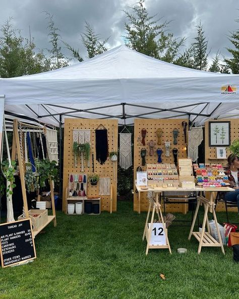 Pop Up Shop Ideas To Sell, Macrame Market Set Up, Festival Booth Set Up, Popup Store Design Ideas, Craft Table Display, Room Table Ideas, Convention Booth, Small Booth, Own Business Ideas