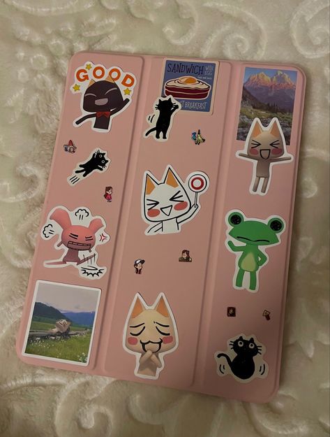 Tablet Cases Aesthetic, Cute Laptop Aesthetic, Tablet Cover Aesthetic, Tablet Stickers Aesthetic, Drawing Tablet Aesthetic, Ipad Stickers Case, Ipad Decorations Ideas, Ipad Aesthetic Case, Tablet Case Aesthetic