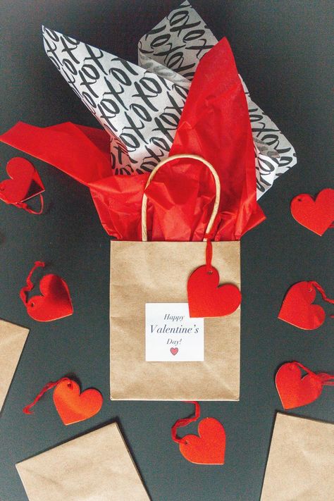 Valentines Day Package Ideas, Diy Gift Decoration, Valentine’s Day Packaging, Friends Galentine, Ideas San Valentin, Baskets Gift Ideas, Valentine Packaging, Valentines Day Friends, Diy Giveaway