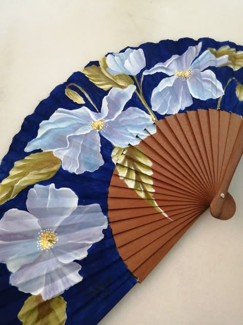 Hand Fan Decoration Ideas, Hand Fan Painting Ideas, Fan Painting, Painted Fan, Antique Fans, Flower Wall Wedding, Fan Decoration, Japanese Fan, Vintage Fans