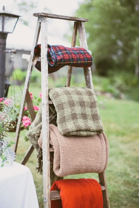 Vintage Country Wedding Ideas with Ladders Cheap Backyard Wedding, Bbq Wedding Reception, Rustic Country Wedding Decorations, Old Ladder, Bonfire Party, Cottage Wedding, Country Wedding Decorations, Winter Wedding Decorations, Lake Wedding