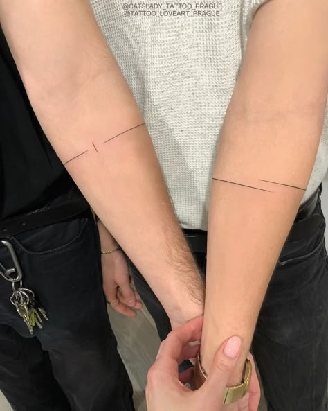 Couple Line Tattoo, Matching Tattoos Ideas, Meaningful Couple Tattoos, Tattoo Prague, Romantic Tattoo, One Line Tattoo, M Tattoos, Couples Tattoo Designs, Wicked Tattoos