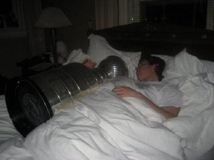 crosby sleeping with the stanley cup. adorbs! Hockey Boards, Hockey Memes, Pittsburgh Sports, My Hood, Pittsburgh Penguins Hockey, Penguins Hockey, Sidney Crosby, Hockey Life, Hockey Games