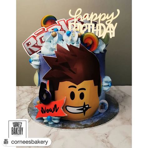 De jarige is gek van Roblox. Voor de verjaardag mocht Corné van Corneesbakery deze toffe Roblox taart maken. Met aan de zijkant een eetbare print. #corneesbakery #cakeprint #robloxtaart #eetbareprint Birthday Cake, Cake, Van, Birthday