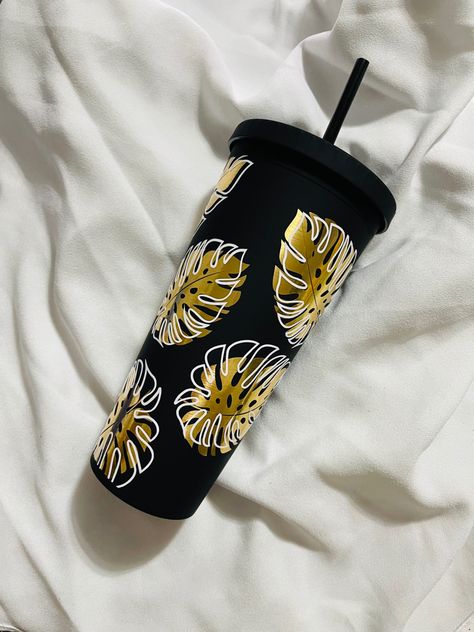 Black Cup Design, Black Cups With Vinyl, Plastic Tumbler Vinyl Ideas, Cold Cup Design Ideas, Leaf Tumbler, Plastic Cup With Straw, Reusable Plastic Cups, Cookies Branding, Cute Coffee Cups