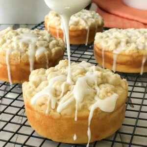 Mini Lemon Coffee Cakes with Crumb Topping - Chew On This Lemon Crumb Cake Recipe, Slow Cooker Bread Pudding, Lemon Coffee Cake, Lemon Crumb Cake, Lemon Coffee, Crumb Cake Recipe, Squeeze The Day, Lemon Dessert Recipes, Moist Cake