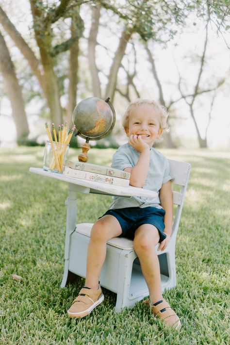 Back To School Mini Session Ideas Outdoor, Back To School Session Photo Shoot, Preschool Pictures Ideas, Old School Desk Photo Shoot, Back To School Session, Preschool School Pictures, Back To School Desk Photography, Homeschool Picture Day, Kindergarten Photoshoot