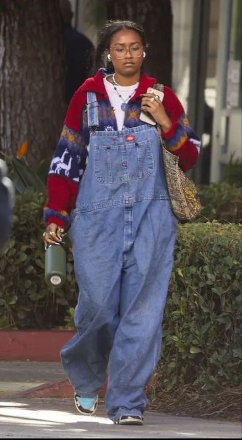 Jean Overall Outfits, 2025 Fits, Dungaree Outfit, Looks Hippie, Tomboy Femme, Fashion 2025, History Major, College Wardrobe, Mode Zara