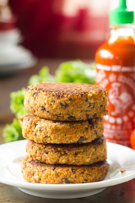 Maple Sriracha Tempeh Burgers Tempeh Burger, Maple Sriracha, Vegan Tempeh, Patty Cakes, Veggie Sausage, Tempeh Recipes, Night Recipes, Meatless Meal, Camp Food