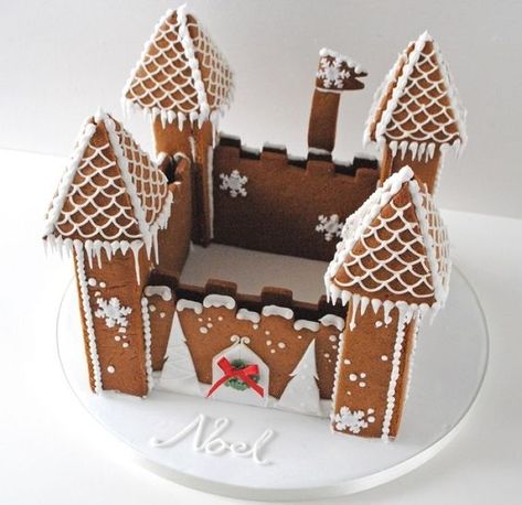 gingerbread house www.gingerbreadjournal.com Christmas Castle, Gingerbread Castle, Gingerbread Art, Gingerbread House Designs, Gingerbread Village, Healthy Recipes Easy Snacks, Spice Cupcakes, Christmas Gingerbread House, Cinnamon Cream Cheese Frosting