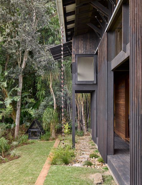 Japanese Inspired Home, Recycled Concrete, Calming Interiors, Shoji Screen, Resilient Flooring, Narrow House, Rammed Earth, Japanese Architecture, Simple Bedroom