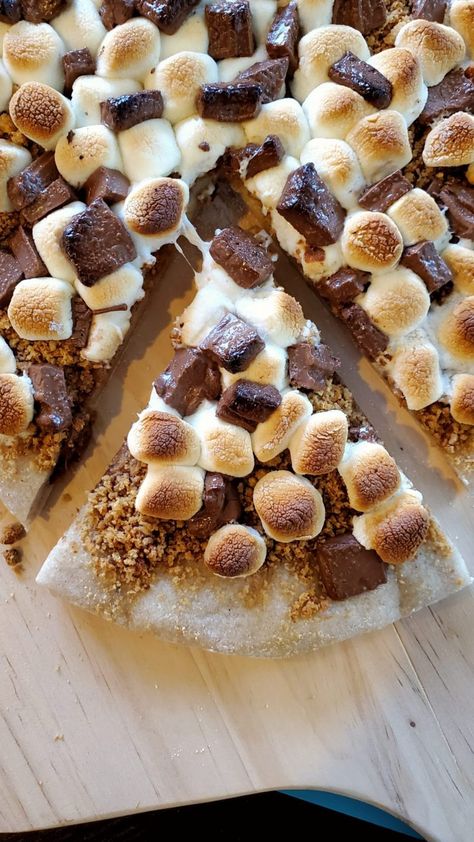 Smores Pizza Recipe, Homemade Dessert Pizza, Smoked Pizza, Dessert Pizza Recipes, Pizza Dessert, Pizza Oven Recipes, Smores Dessert, Chocolate Pizza, Grilled Desserts