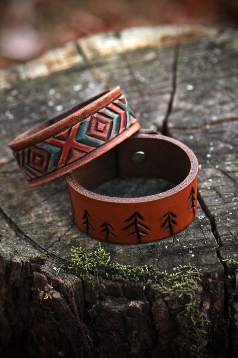 Tooled Leather Designs, Leather Burning, Diy Leather Tools, Cuff Bracelets Diy, Adjustable Friendship Bracelet, Leather Accessories Handmade, Diy Leather Bracelet, Leather Jewels, Leather Engraving