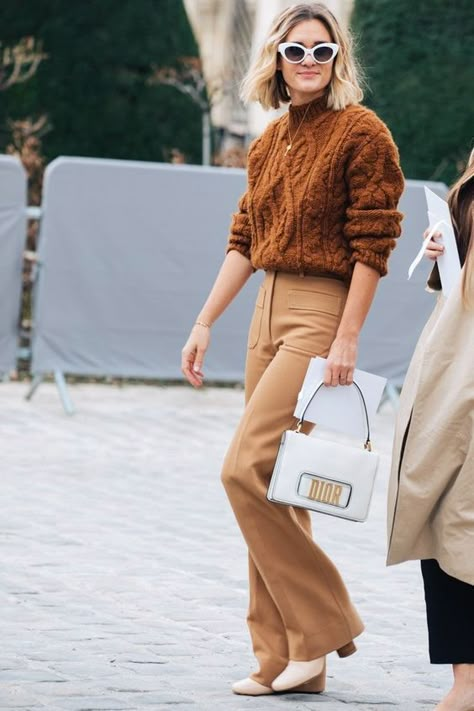 sweater and trousers outfit Oversized Sweater Outfit, Beige Outfit, Looks Street Style, Business Outfit, Street Style Inspiration, 가을 패션, Brown Sweater, Mode Inspiration, Style Chic