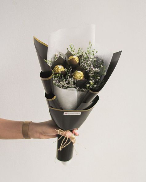 Graduation Chocolate Bouquet, Chocolate Bouquet Aesthetic, Chocolate And Flower Bouquet, Chocolate Bouquet Ideas, Chocolate Flower Bouquet, Ferrero Rocher Gift, Daisy Bouquet Wedding, Bouquet Chocolate, Birthday Cake For Boyfriend