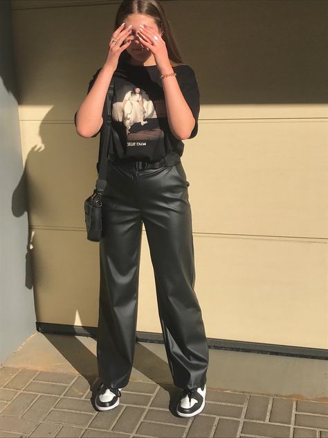 Black Cargo Leather Pants Outfit, Baggy Leather Trousers Outfit, Leather Pants With T Shirt, Baggy Leather Pants Outfit, Leather Pants Outfit Casual, Black Leather Pants Outfit, Leather Trousers Outfit, Outfit Elegantes, Leather Pants Outfit