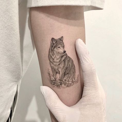 Wolf Tattoo Minimalist, Simplistic Wolf Tattoo, Wolf Minimal Tattoo, Feminin Wolf Tattoo, Wolf Tattoo Sketch, Delicate Wolf Tattoo, Feminine Wolf Tattoo Design, Girly Wolf Tattoo, Husky Tattoo