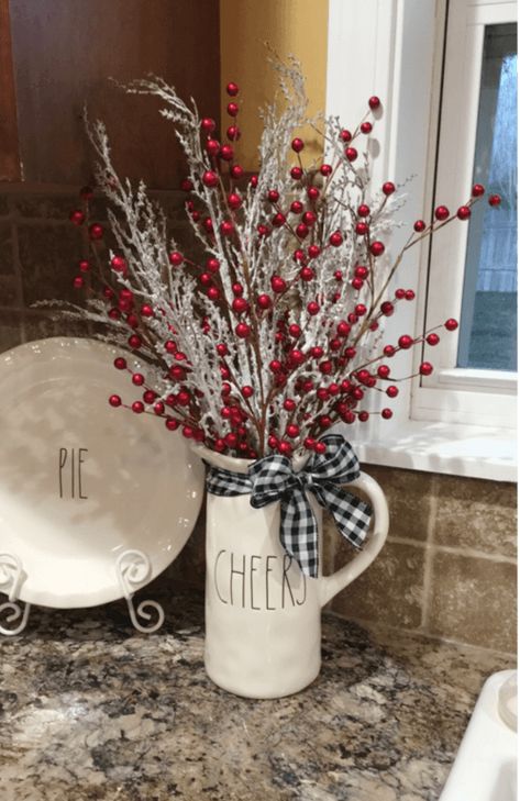 Christmas Countertop Decor, Diy Christmas Decor Ideas, Diy Christmas Decor, Country Christmas Decorations, Christmas Decor Inspiration, Christmas Centerpieces Diy, Simple Christmas Decor, Christmas Themes Decorations, Diy Christmas Decorations Easy