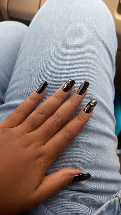 Black Nails With Foil Flakes, Black With Gold Flakes Nails, Black Nails With Gold Flakes, Black Foil Nails, Black Nails With Gold Design, Black And Golden Nails, Nails With Foil Flakes, Black Nails With Gold Glitter, Gold Flake Nails