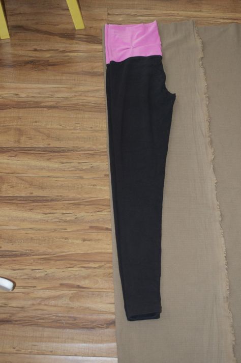 Yoga Pants Diy, Sewing Spandex, Diy Leggings, Diy Clothes Bag, Diy Yoga, Diy Pants, Sewing Pants, Big Bucks, How To Hem Pants