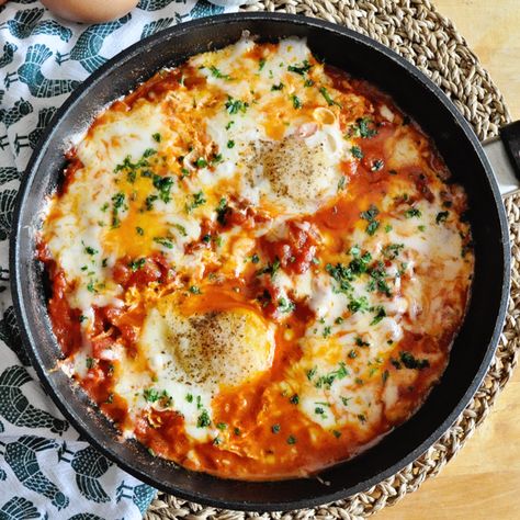 This Spicy Spanish Tomato Skillet with Eggs & Cheese recipe is out of this world good! Loaded with flavors, easy to make and done in under 30 minutes. Dinner Recipes Lazy, Lazy Dinner, Egg Skillet, Lazy Dinners, Potato Breakfast, Cheese Course, Weekly Meals, Sweet Potato Breakfast, Healthy Dishes