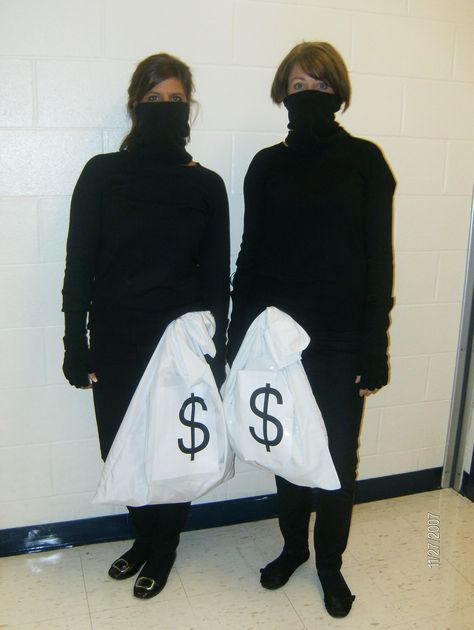 Bank robbers - easy costume! Halloween Costumes Robbers, Robber Outfit, Robber Halloween Costume, Robber Costume, Diy Bank, Easy Costume, Costumes Couples, Bank Robber, Black Halloween Dress