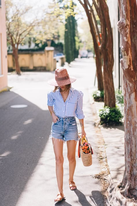 Straw Hats Outfit, White Cotton Summer Dress, Capsule Wardrobe Pieces, Denim Shorts Outfit, Style Parisienne, Heavy Sweaters, Denim On Denim, Look Short, Summer Capsule Wardrobe