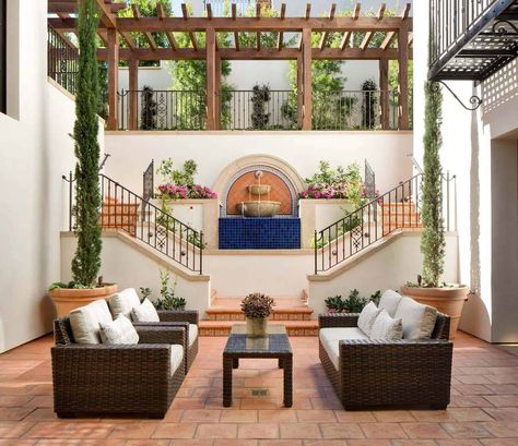 A beautiful Santa Barbara Spanish revival house on the Newport Coast Mediterranean Style Homes Exterior, Santa Barbara Style Homes, Santa Barbara Style, Spanish Home Decor, Hacienda Style Homes, Spanish Decor, Newport Coast, Mediterranean Style Homes, Spanish Architecture